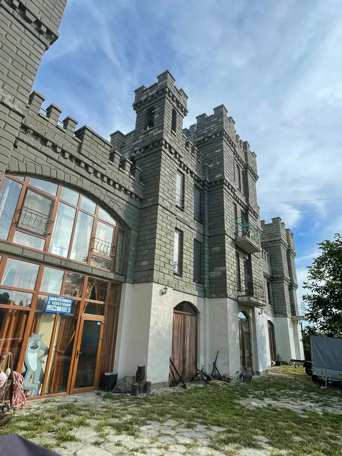 Фасад замка с башнями